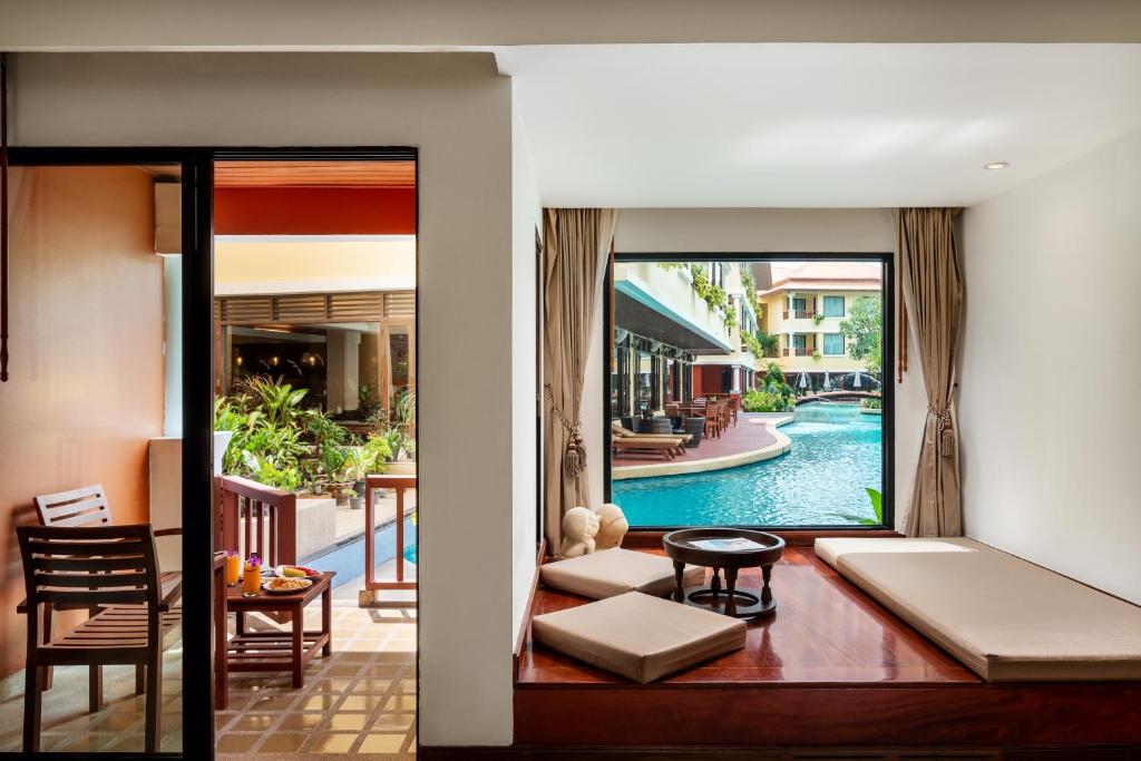 Bazén v ubytování Patong Paragon Resort & Spa SHA Extra Plus nebo v jeho okolí