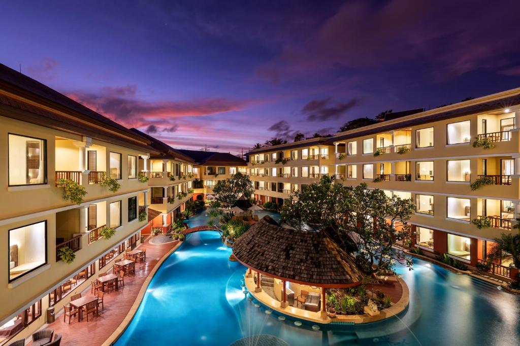 パトンビーチにあるPatong Paragon Resort & Spa SHA Extra Plusのスイミングプール付きのホテルの空中ビュー