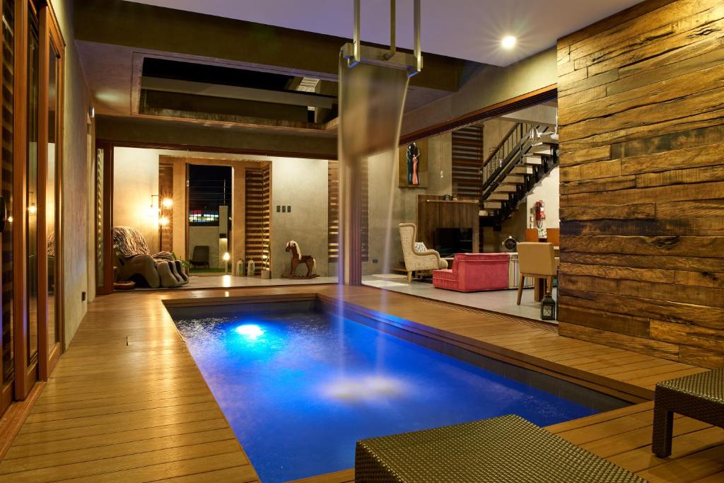 Bazén v ubytování ISLA VILLA 1 amazing waterfall pool house near beach, bars & restaurants nebo v jeho okolí