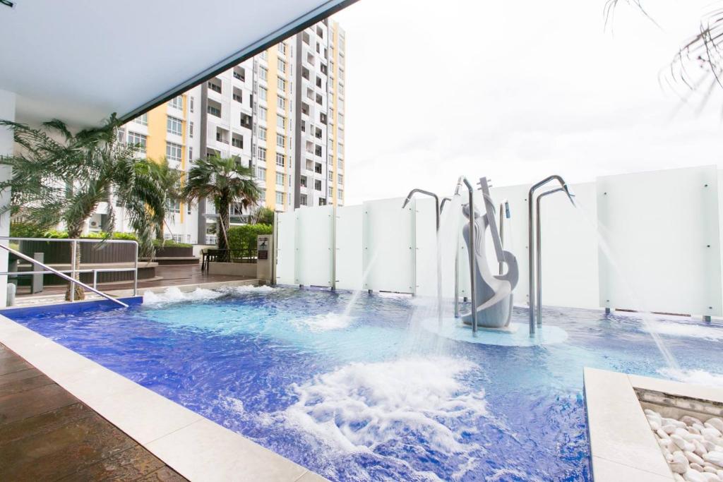 Swimmingpoolen hos eller tæt på JOMSTAY Majestic Ipoh Suites