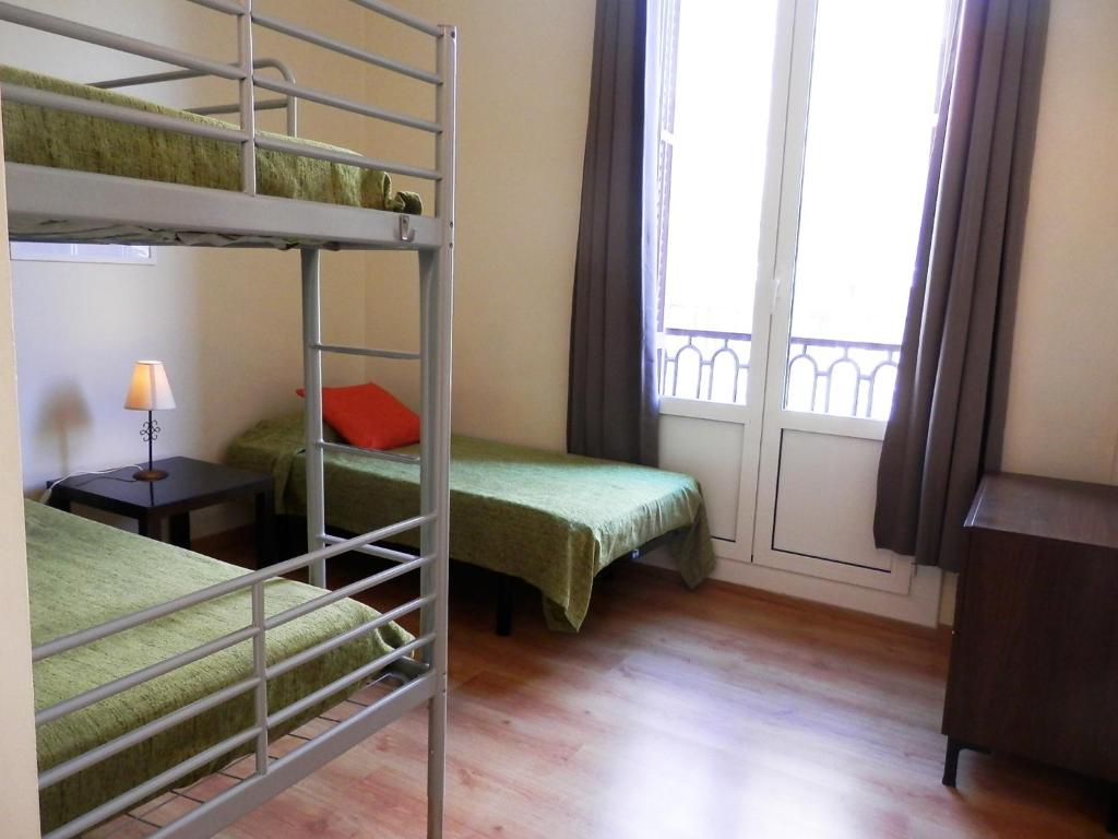 Postel nebo postele na pokoji v ubytování Barcelona Central Garden Hostal