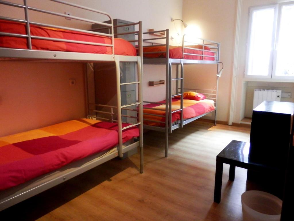 Postel nebo postele na pokoji v ubytování Barcelona Central Garden Hostal