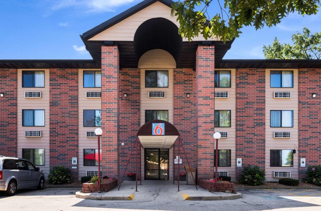 a large brick building with a number six at Motel 6-Prospect Heights, IL in Prospect Heights