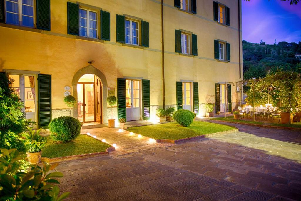 an exterior of a building with a courtyard at Hotel Villa Marsili in Cortona
