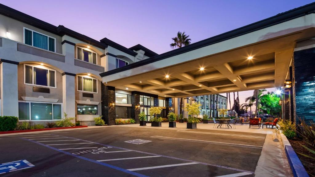 un aparcamiento vacío frente a un edificio en Best Western Plus - Anaheim Orange County Hotel en Placentia