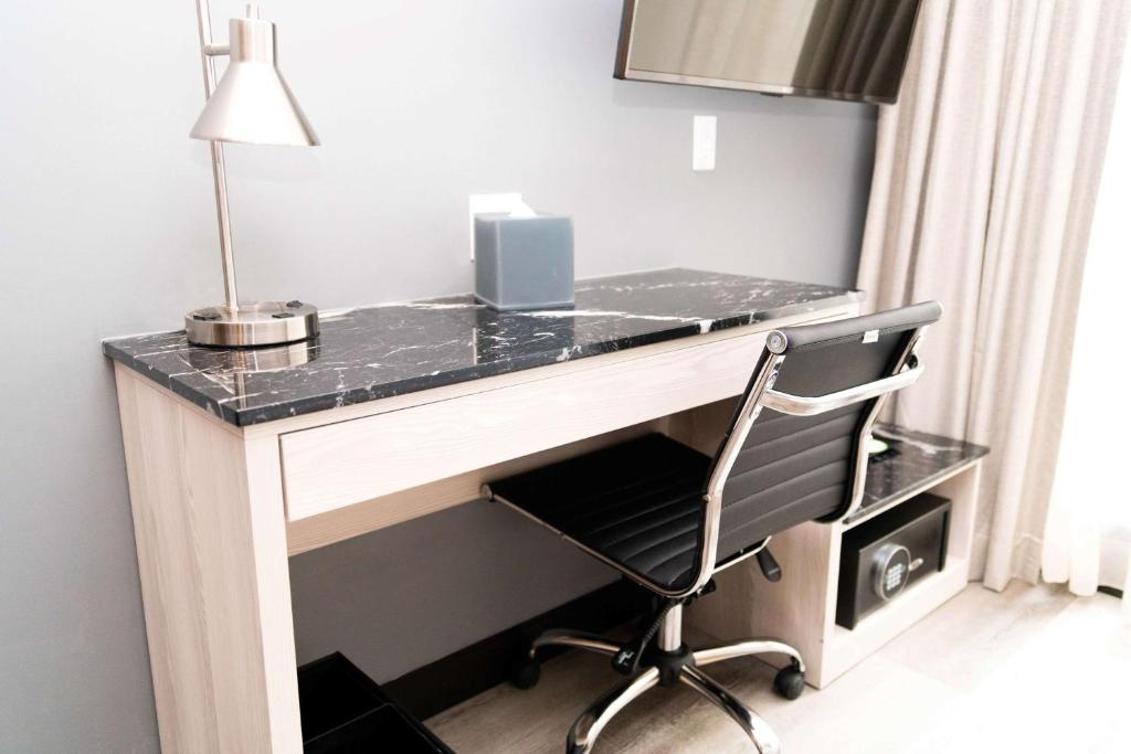 Wingate by Wyndham New York Midtown South/5th Ave - King Room With Roll-In Shower - Mobility/Hearing Accessible - Non-Smoking