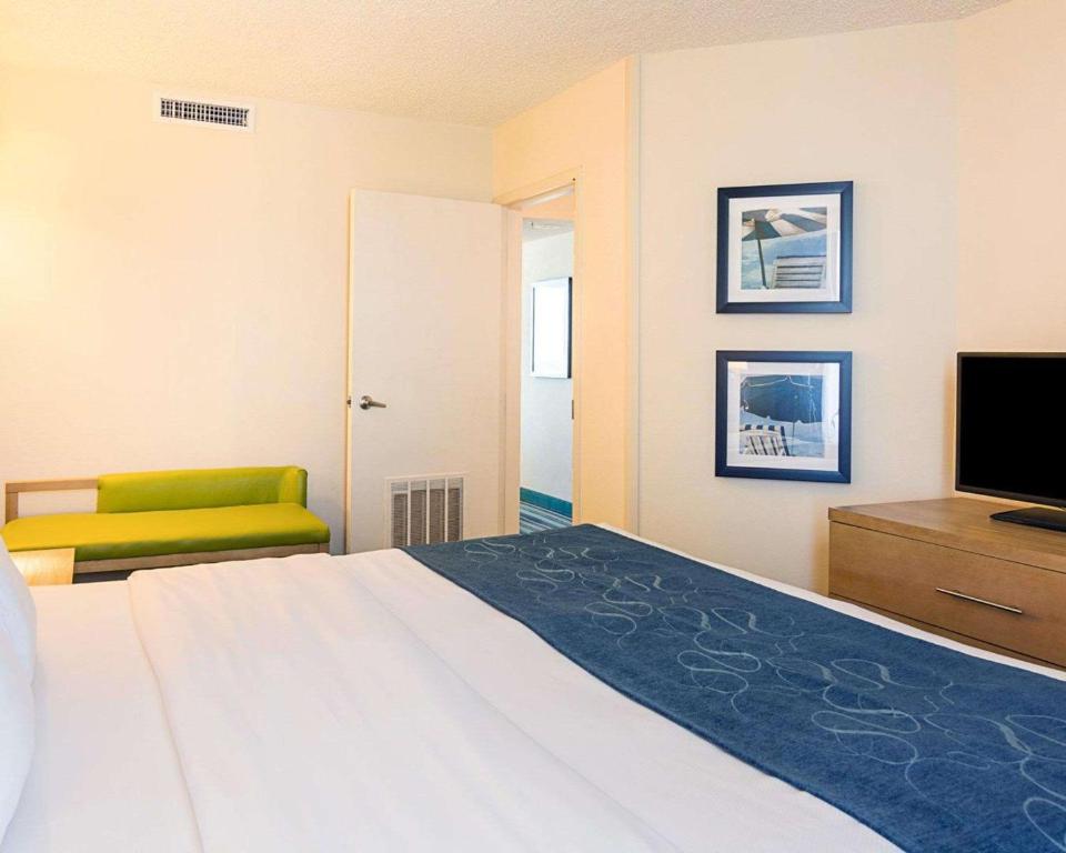 Comfort Suites Beachfront - King Suite Ocean Front With Sofa Bed - Non-Smoking