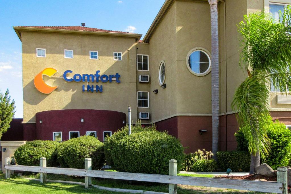 ein Gebäude mit einem Schild, das Comfort Inn liest in der Unterkunft Comfort Inn Lathrop Stockton Airport in Lathrop