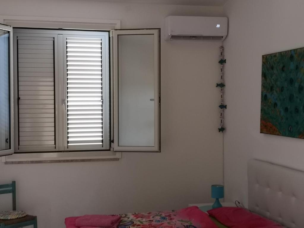 Łóżko lub łóżka w pokoju w obiekcie Stella di Mare la Ciaccia