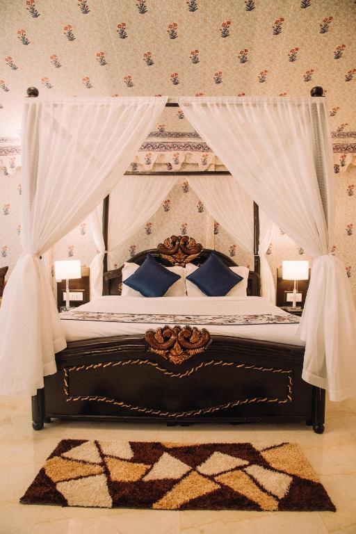 Postel nebo postele na pokoji v ubytování Rawai Luxury Tents Pushkar