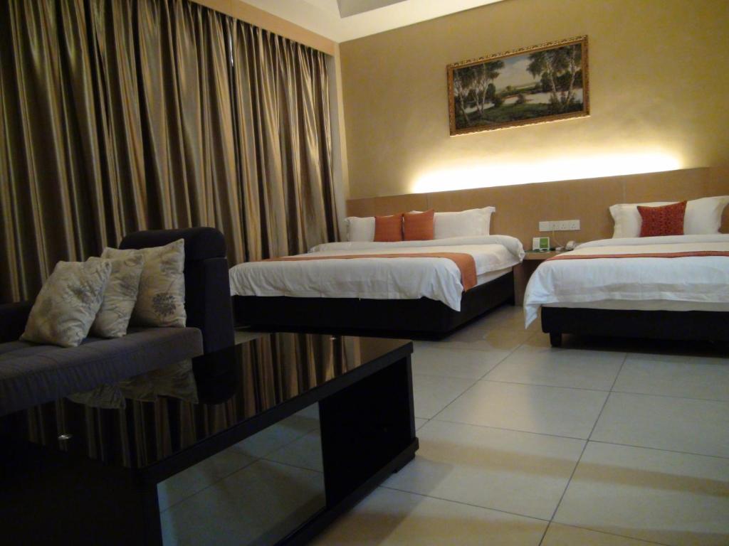 Postel nebo postele na pokoji v ubytování Paragon Lutong Hotel
