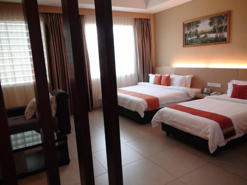 Postel nebo postele na pokoji v ubytování Paragon Lutong Hotel