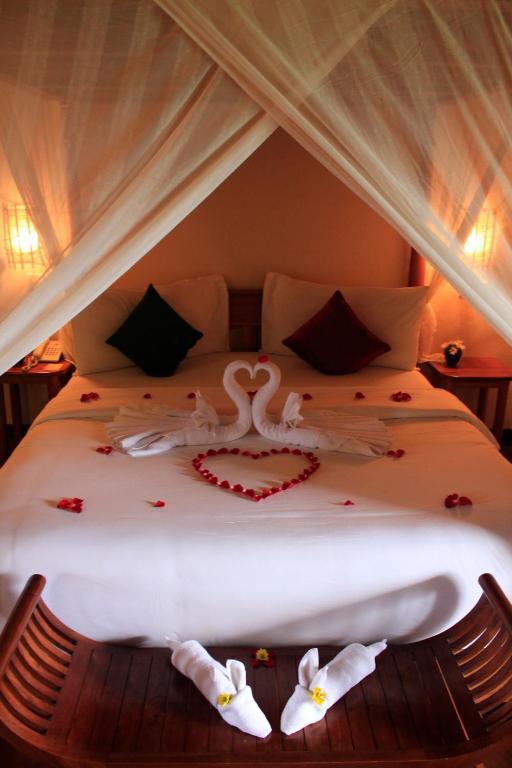 Postel nebo postele na pokoji v ubytování Junjungan Ubud Hotel and Spa