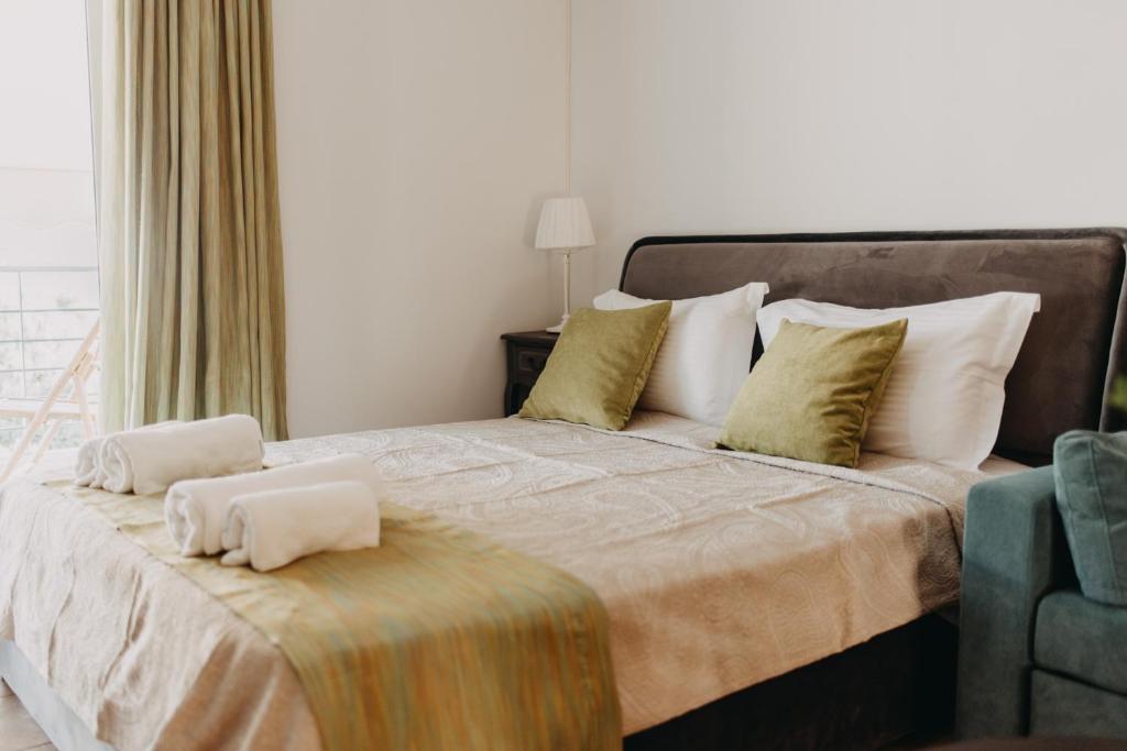 1 dormitorio con 1 cama grande y 2 almohadas en Best House, Nirvana II, Patra en Patras