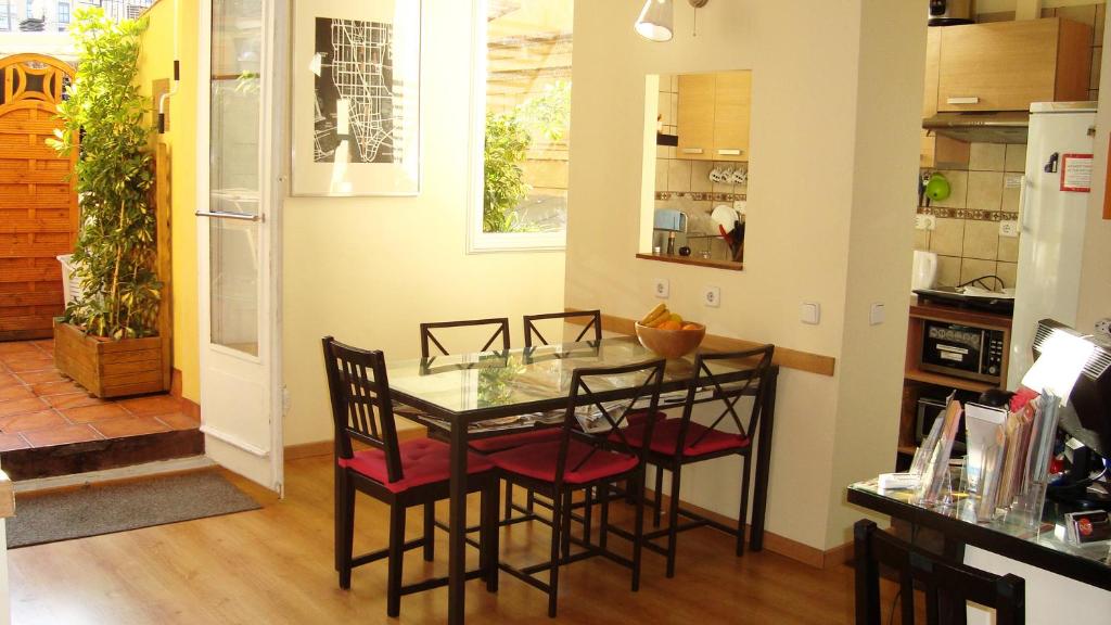 Kuchyň nebo kuchyňský kout v ubytování Barcelona Central Garden Hostal