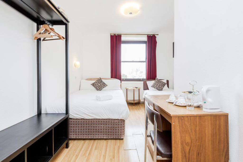 Postel nebo postele na pokoji v ubytování Russell Square Hotel