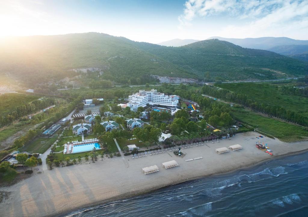 una vista aérea de un complejo cerca del agua en Richmond Ephesus Resort - All Inclusive, en Kusadasi