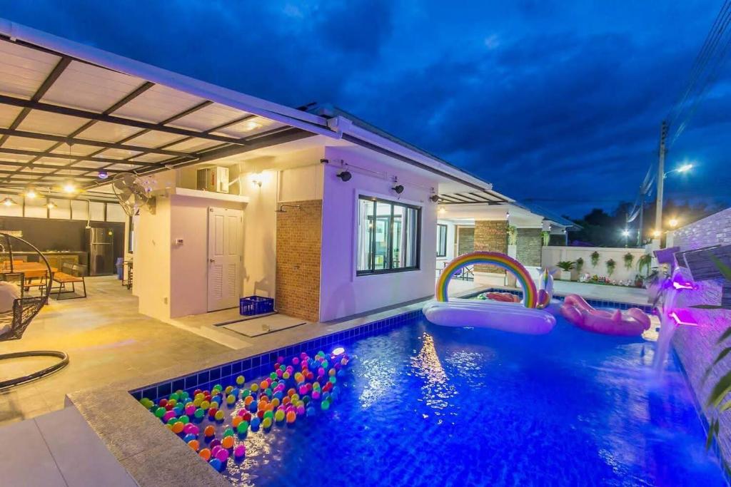 uma piscina com escorrega e bolas num quintal em Thanycia Pool Villa em Hua Hin