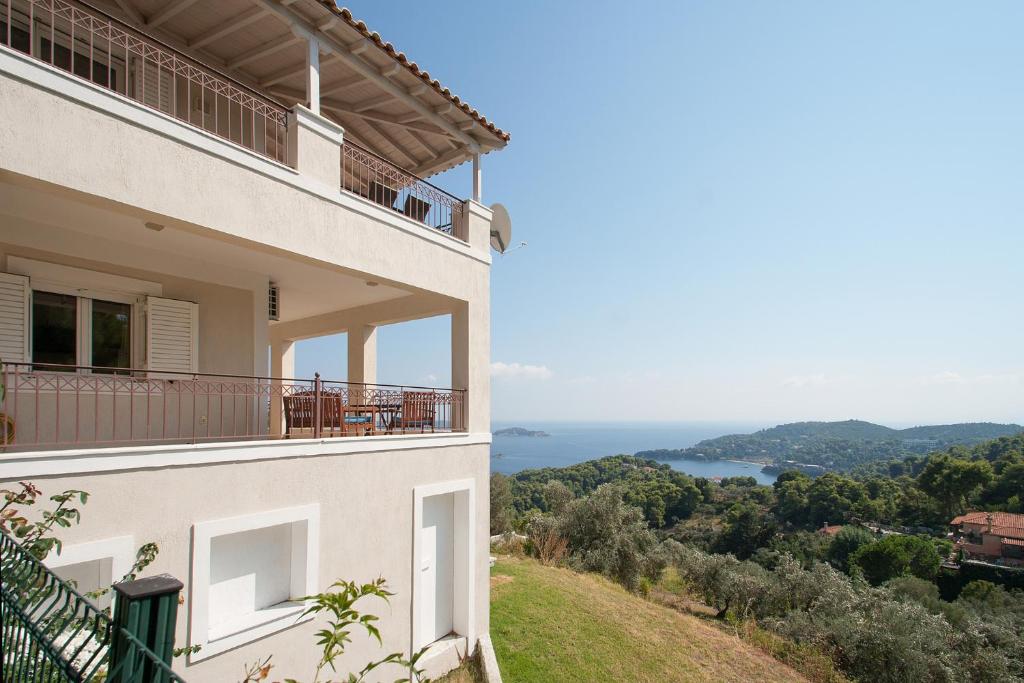una casa su una collina con vista sull'oceano di Villa Sunny a Città di Skiathos
