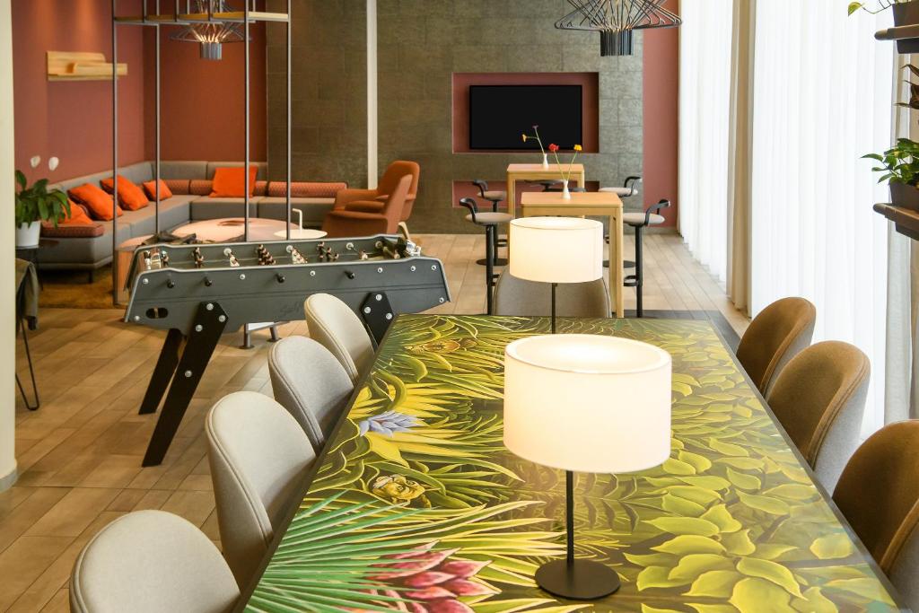 a conference room with a table and chairs at Aparthotel Adagio Muenchen City in Munich