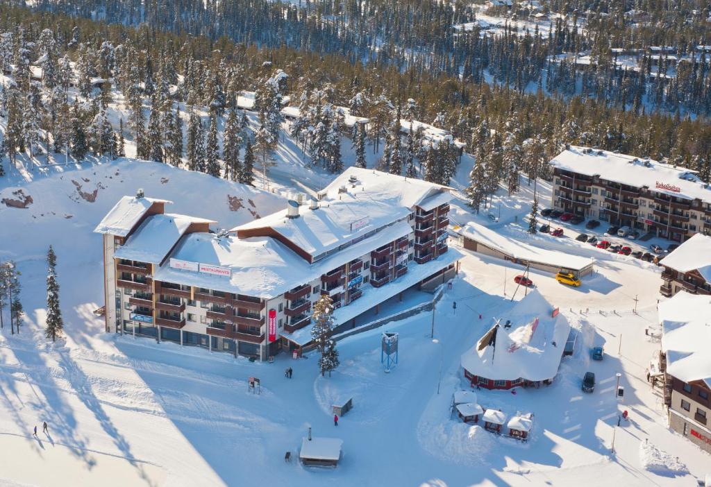 eine Luftansicht eines Resorts im Schnee in der Unterkunft Ruka Chalets 1201 in Ruka