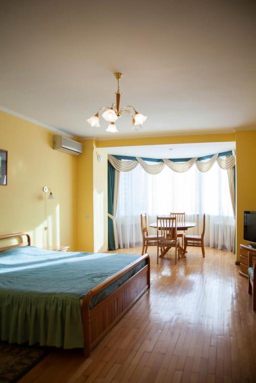 Postel nebo postele na pokoji v ubytování Hotel Obolon