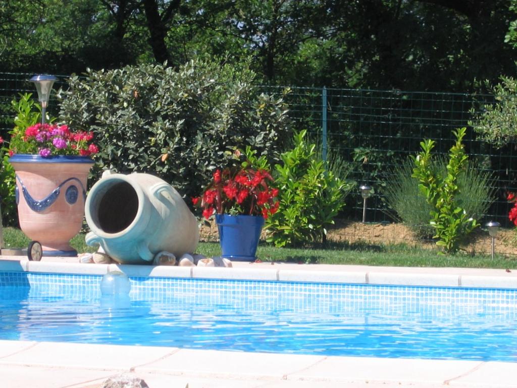 Bazén v ubytování La Maison Jaune nebo v jeho okolí
