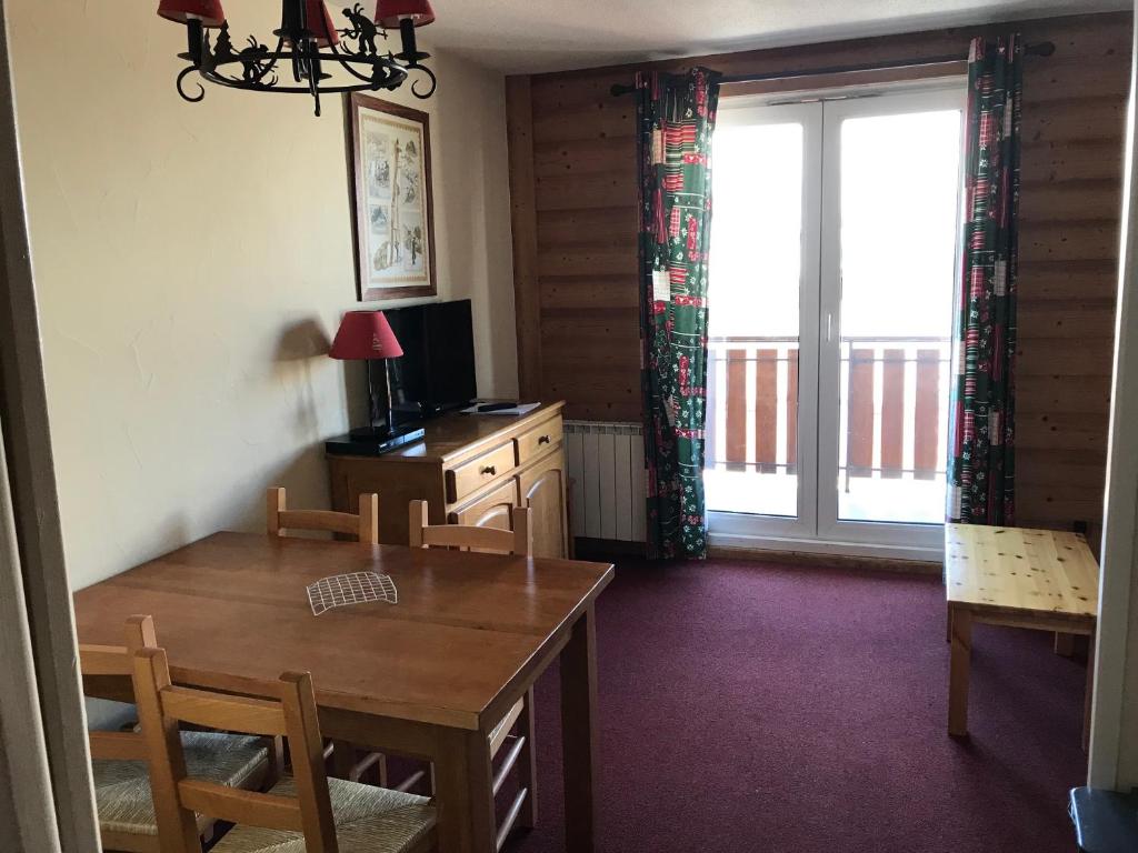 a living room with a dining table and a television at The Ski Paradise 2 Alpes in Les Deux Alpes
