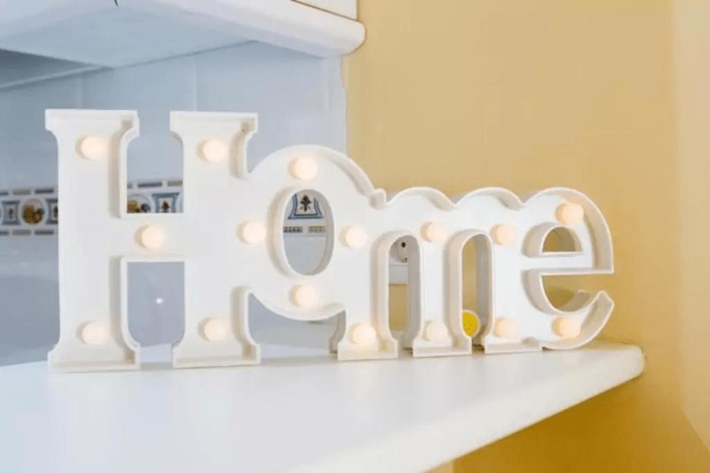 ein weißes Regal mit einem Babykennzeichen drauf in der Unterkunft Shiny Lud Family Apartment in Málaga