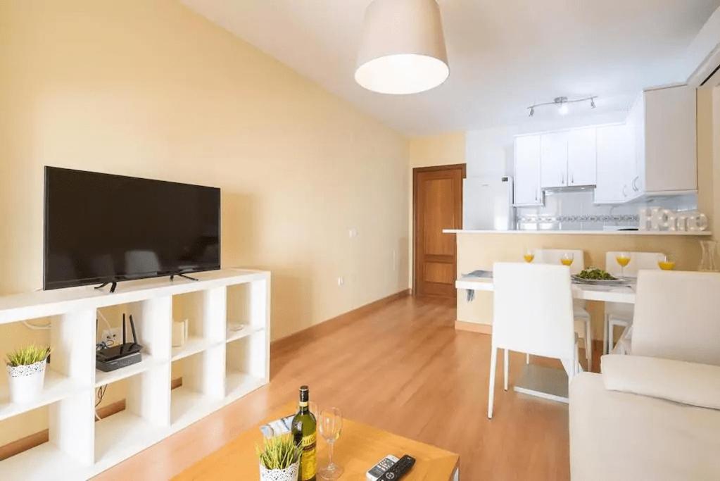 Televízia a/alebo spoločenská miestnosť v ubytovaní Shiny Lud Family Apartment