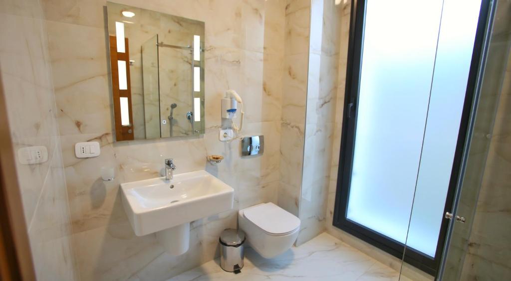 Uma casa de banho em Portik Hotel