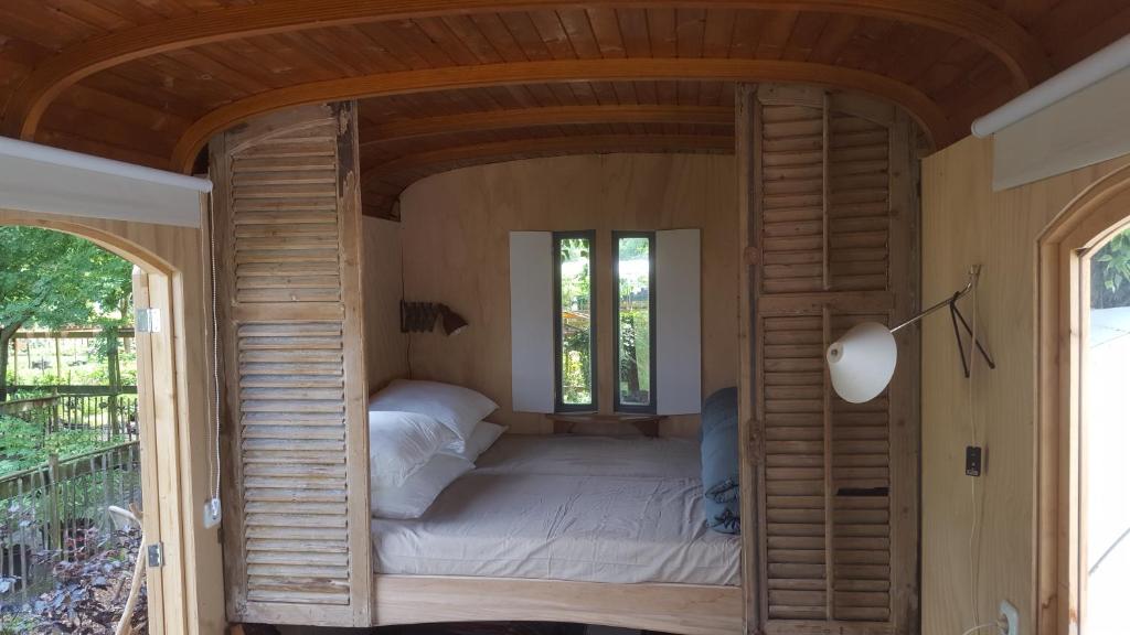Postel nebo postele na pokoji v ubytování Pipowagen Overnachting Het Houten Huis