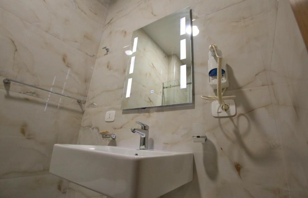 Uma casa de banho em Portik Hotel