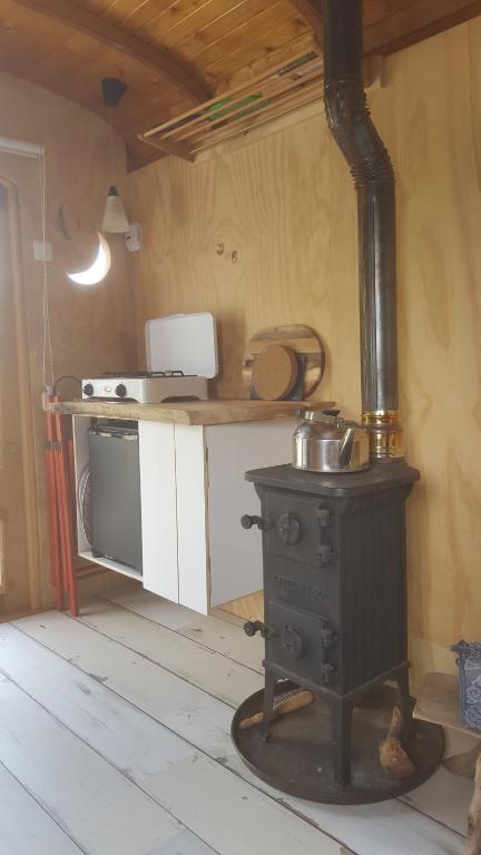 Kuchyň nebo kuchyňský kout v ubytování Pipowagen Overnachting Het Houten Huis