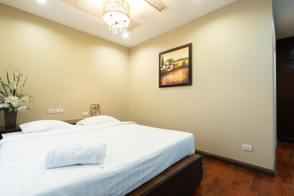 Greenview Ekkamai10 Suite - Family Room With Balcony