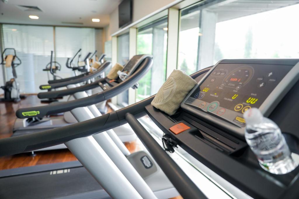 Fitness centrum a/nebo fitness zařízení v ubytování Bosmal Arjaan by Rotana