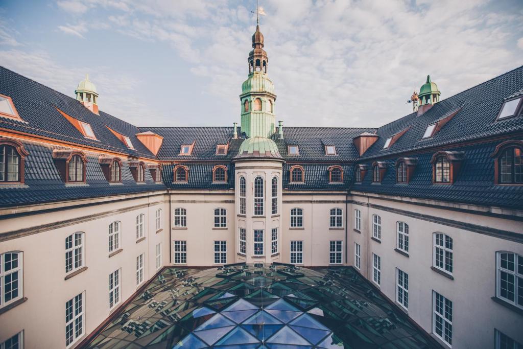 um grande edifício com uma torre em cima em Villa Copenhagen em Copenhague