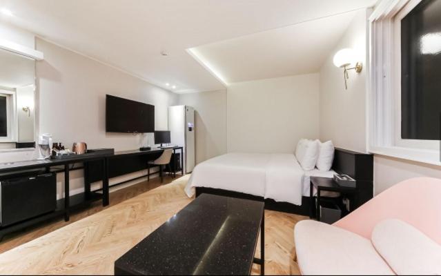 TV a/nebo společenská místnost v ubytování Hotel French Code