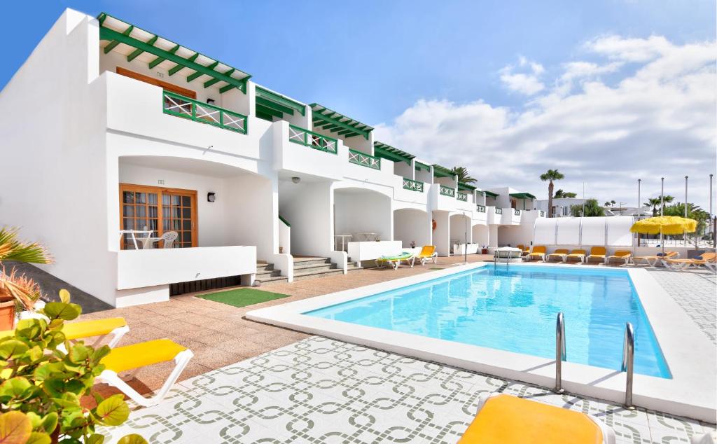vista para a piscina do hotel em Apartamentos Isabel em Puerto del Carmen