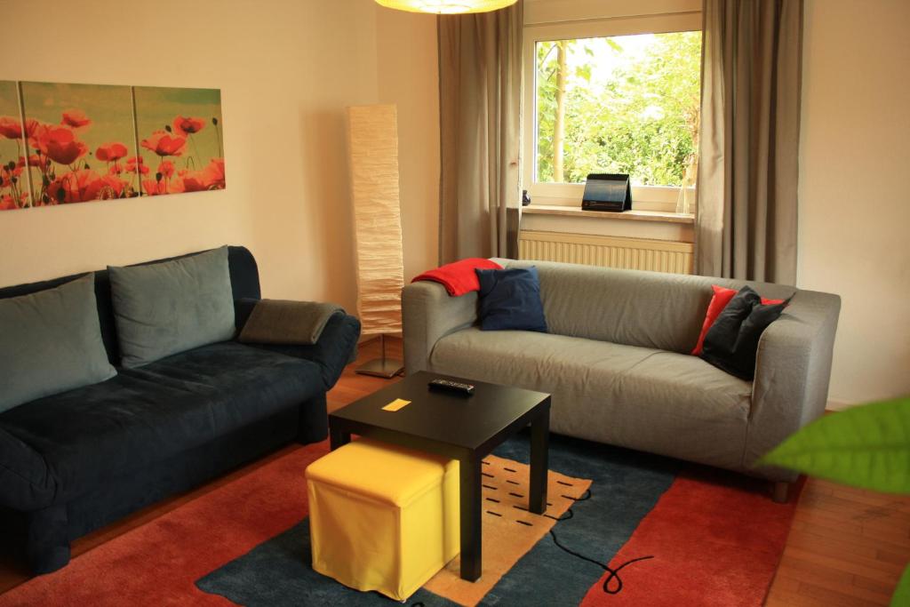 ein Wohnzimmer mit 2 Sofas und einem Couchtisch in der Unterkunft Ferienwohnung kleines Lautertal in Herrlingen
