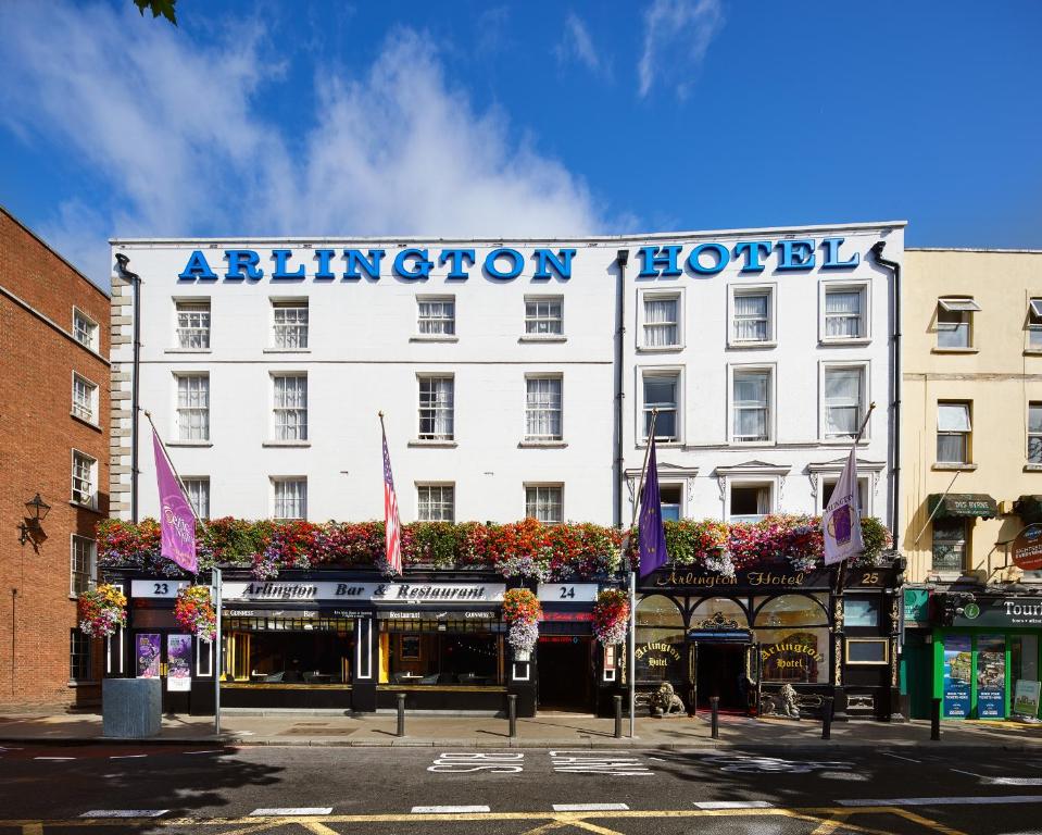 - un grand bâtiment blanc avec un panneau dans l'établissement Arlington Hotel O'Connell Bridge, à Dublin