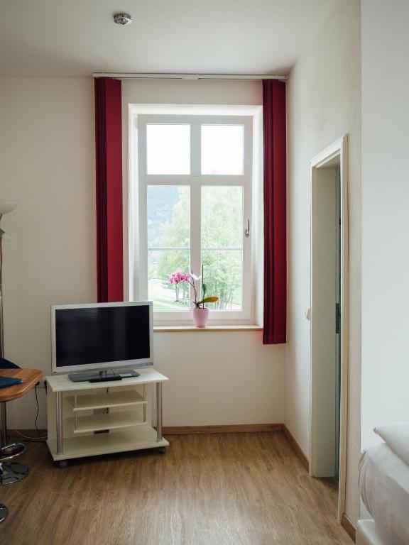 TV a/nebo společenská místnost v ubytování Hotel Garni Ammergauer Hof