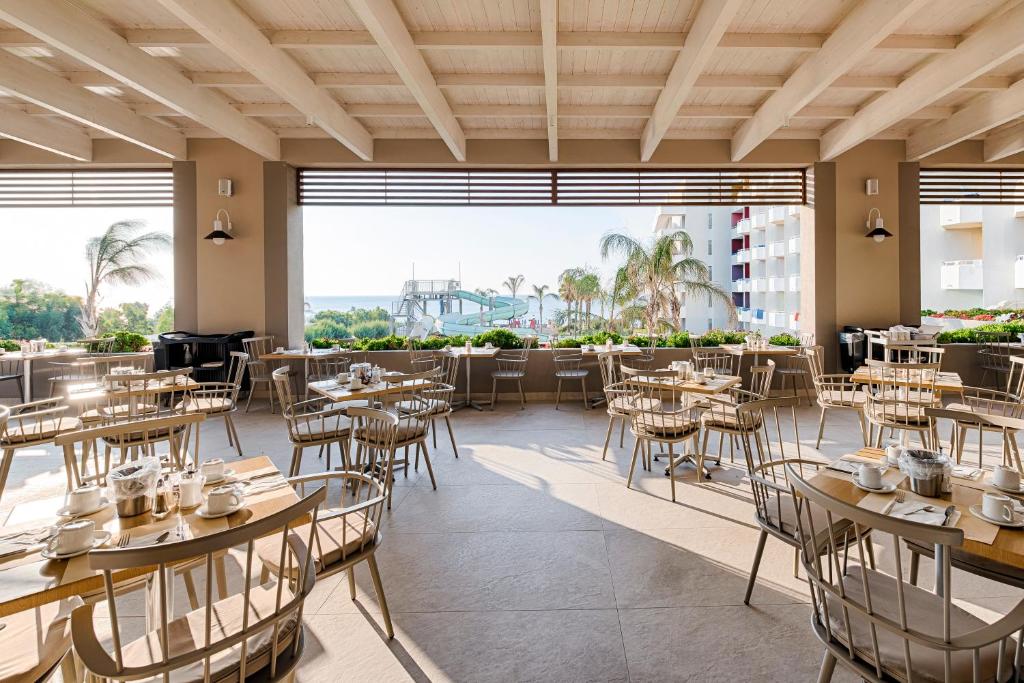 Restaurace v ubytování Esperides Beach Resort