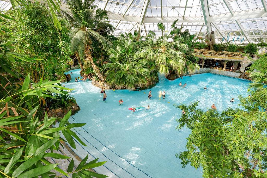 an overhead view of a large swimming pool with people in it at Center Parcs Bispinger Lüneburger Heide in Bispingen
