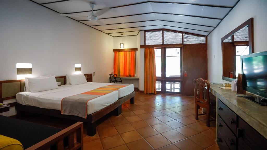 TV a/nebo společenská místnost v ubytování Nilaveli Beach Hotel