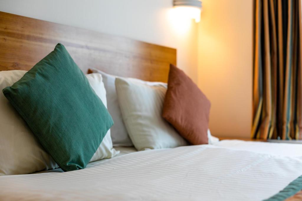 Postel nebo postele na pokoji v ubytování Sefton Express Hotel