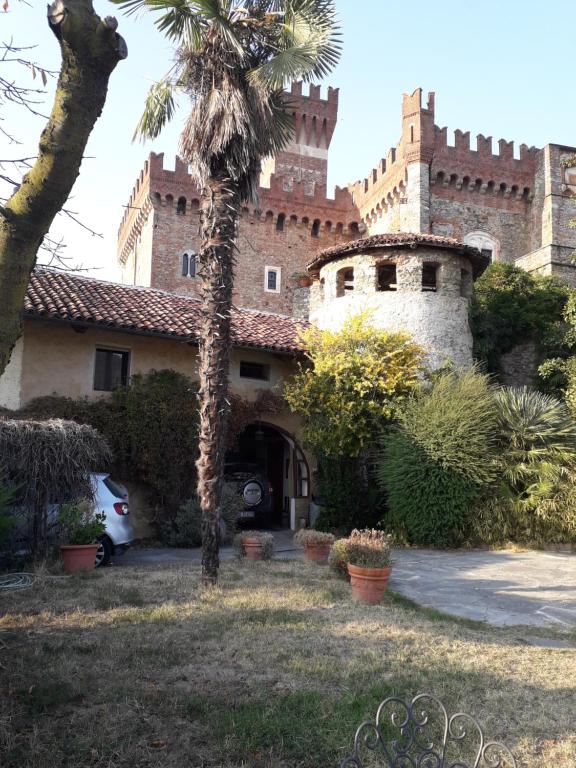un edificio con una palmera delante de él en Rifugio nel castello, en Castellar