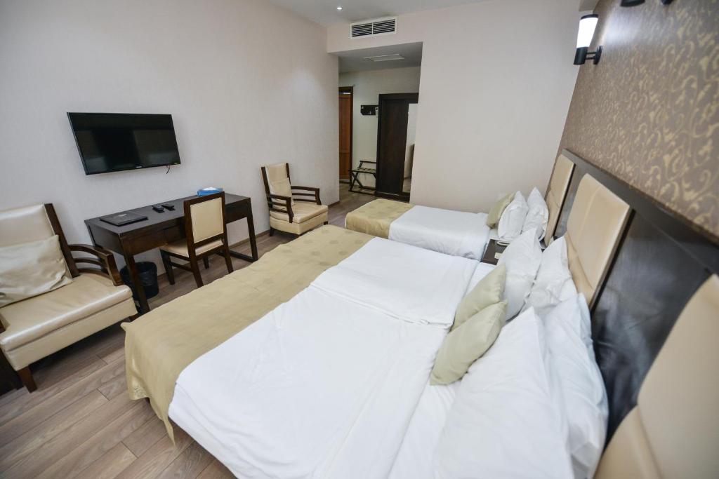 Postel nebo postele na pokoji v ubytování Tbilisi Inn