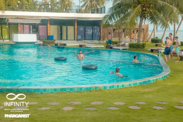 Bazén v ubytování Infinity Beach Club Resort & Hostel Koh Phangan nebo v jeho okolí