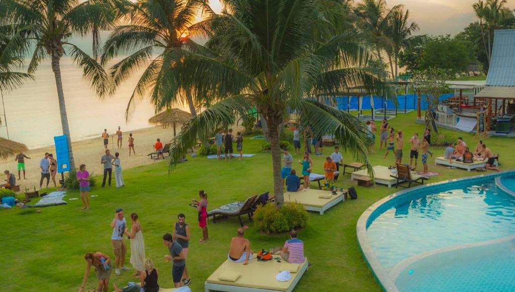 Bazén v ubytování Infinity Beach Club Resort & Hostel Koh Phangan nebo v jeho okolí
